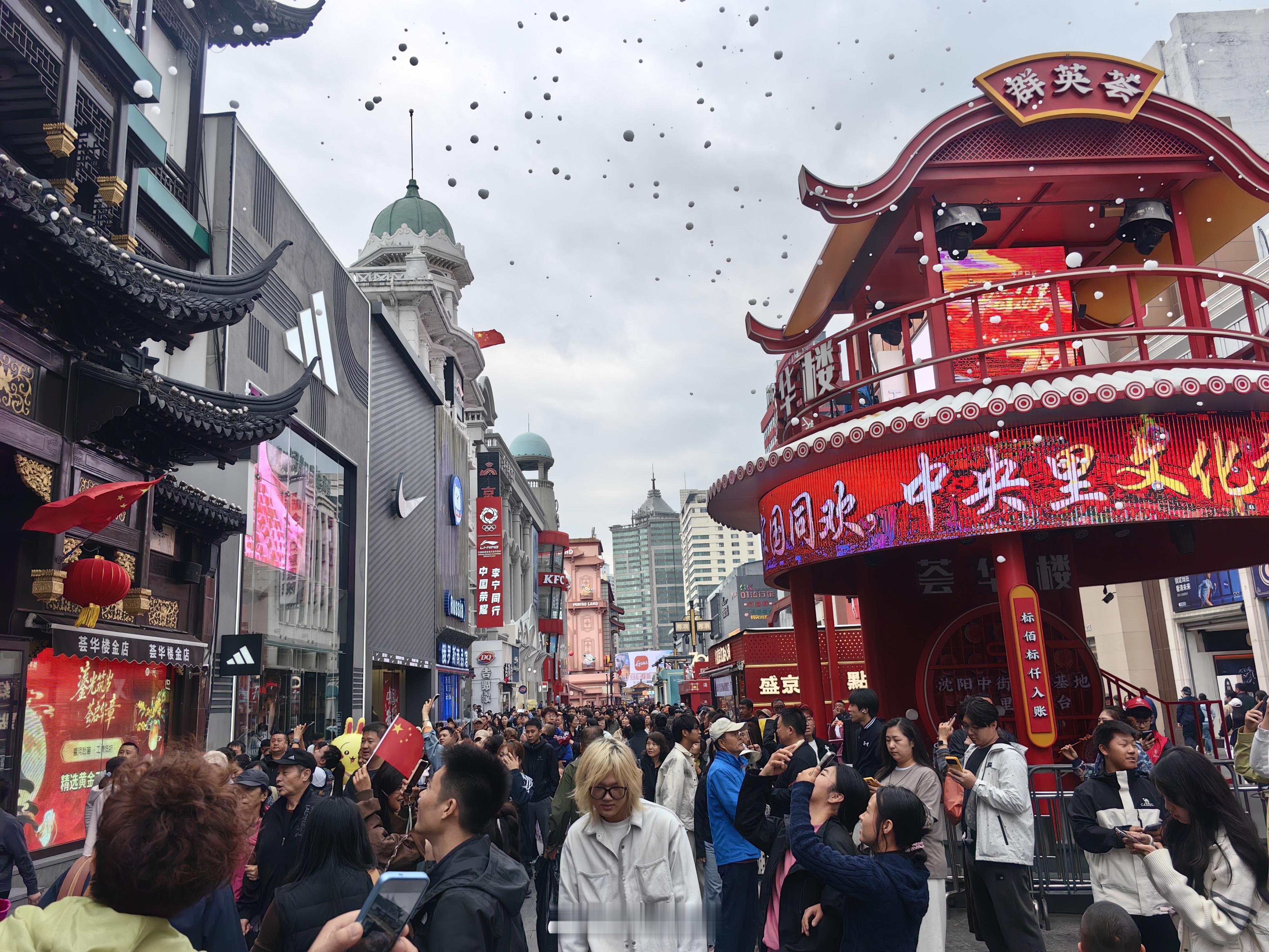 #万千气象看辽宁# 【NPC有粉丝、老剧有口碑！沈阳方城沉浸式文旅凭实力圈粉】

今年国庆假期，沈阳方城如潮的人流中，一场静默的变革悄然发生：当游客走出沈阳故宫北门，几步之遥便“走进”另一个“沈阳”——盛京大家庭的“还是沈阳”大型沉浸式综合体内，百余名NPC演员将厚重的历史文化、工业文化、 ​