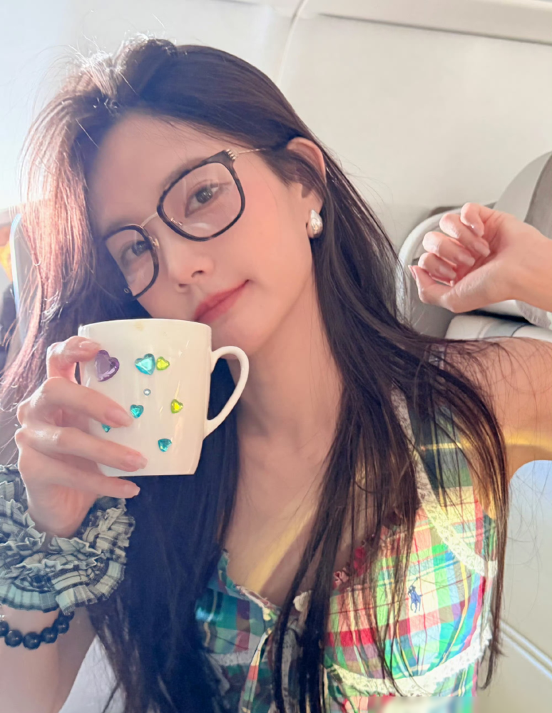 李一桐分享重庆照
配文：重庆咋楞个好耍……
呵呵，李一桐的配文说的应该是方言吧？从李一桐的这组美照来看，重庆是这么的美，肯定好玩啦！
不过话说回来，除了她自己发的美照，内娱那些离开精修活不了的明星，真该看看9月5日重庆街头的李一桐。
那天她一身白色羽毛抹胸短裙，顶着大波浪，根本没带十几个保镖