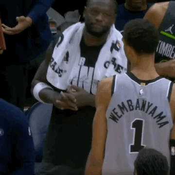 兰德尔这个超搞笑的眼神，就代表了他们：猥琐发育，暗中观察<span c...