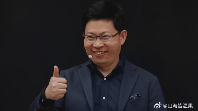 56岁的余承东和"长足成长"的赛力斯，都还在进化

余承东今年56岁，在华为干了32年，按很多人的剧本，这已是守成的年纪。可他还在抖音学网感、下场跑门店、为问界站台——进化的节奏一点没慢。
这恰好呼应了他9月24日对赛力斯的评价："能力有了长足的成长。"成长这件事，不看年龄、不看资历、只看状态： ​