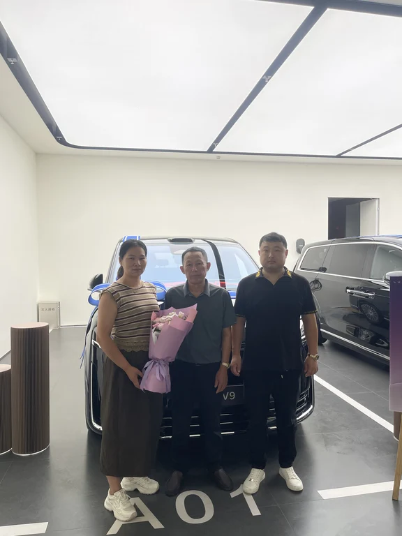 今天来香江智界喜提我的智界V9，到店后交付全流程接待，看到我的车车还是被惊艳到，交车流程办理流畅，功能操作讲解也很耐心，希望我的车车陪伴我的人生路。#智界V9共赴人生V时刻、#智界V9，#智界汽车#鸿蒙智行提车日记#我的V9提车日记