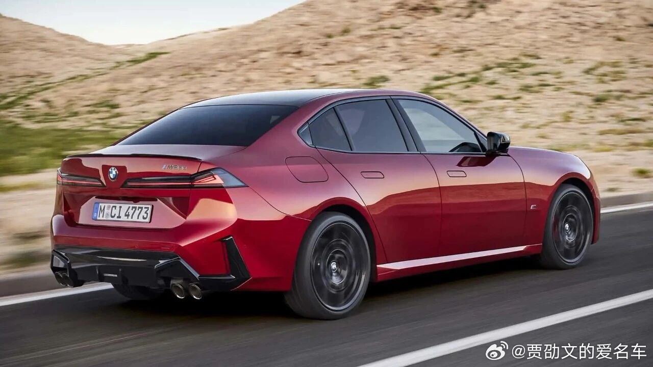 《名车 展示》赏析：新车速递，全新一代BMW宝马3系M350 xDrive轿跑车！官图发布！BMWM350 xDrive车型 是燃油3系车型家族的标杆车型，及运动 舒适 豪华与一身！是一个帅气的 高性能 运动小野兽。它搭载一台3.0T 直列六缸 + 48V 轻混系统发动机，最大输出功率 437 马力、最大扭矩580 牛·米，搭配 8AT 与 ​