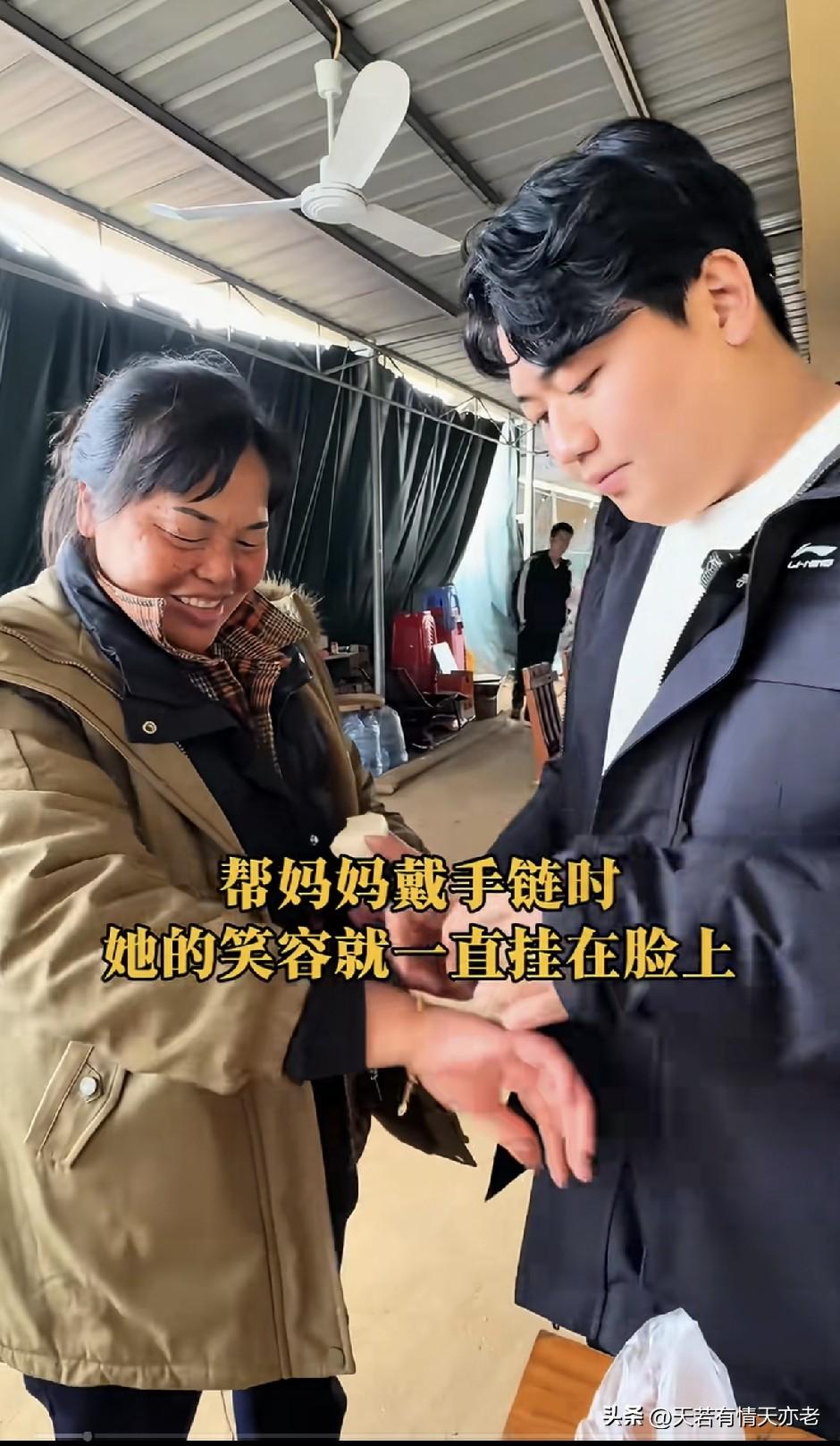 说句大实话，我以前不是很喜欢全红婵她妈妈，总觉得她有点太得瑟，拿到儿女送的饰品、