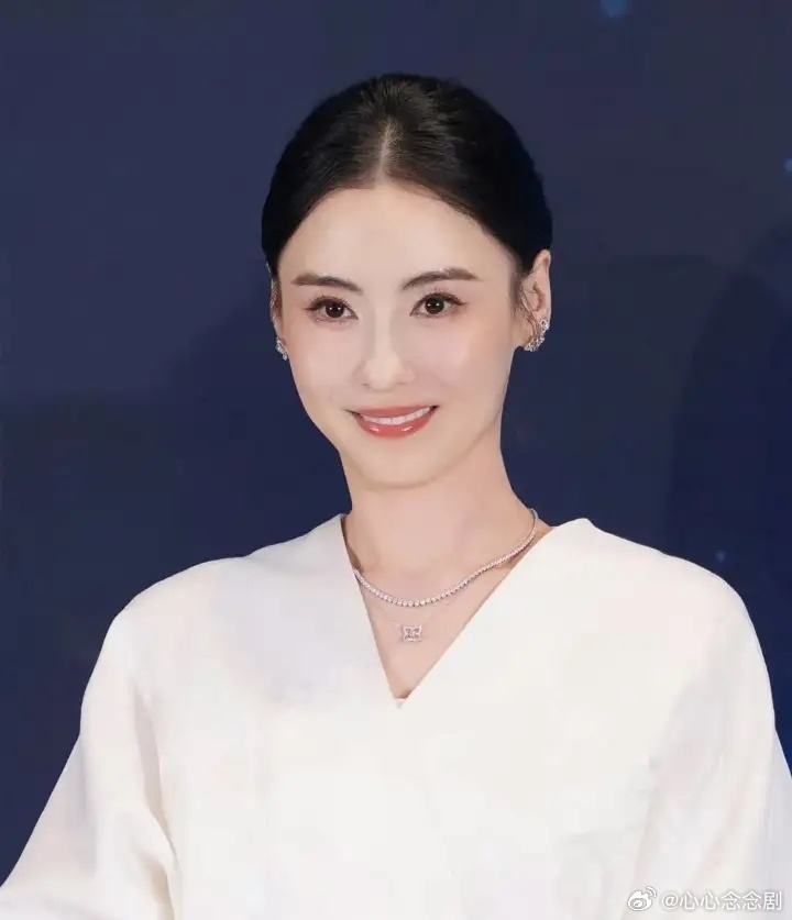 1. 欧豪在娱乐圈一直低调踏实、专注拍戏，常年戏约不断。他和黄景瑜的戏路十分相似，但两人背靠不同资本方，在资源方面不会形成直接竞争。

2. 陈哲远的择偶标准很固定，偏爱长相精致、身材出众、高挑长发的女生。

3. 张柏芝的三胎和谢家没有任何关系，孩子生父混迹资本和高层圈子，这也是孩子身份信 ​