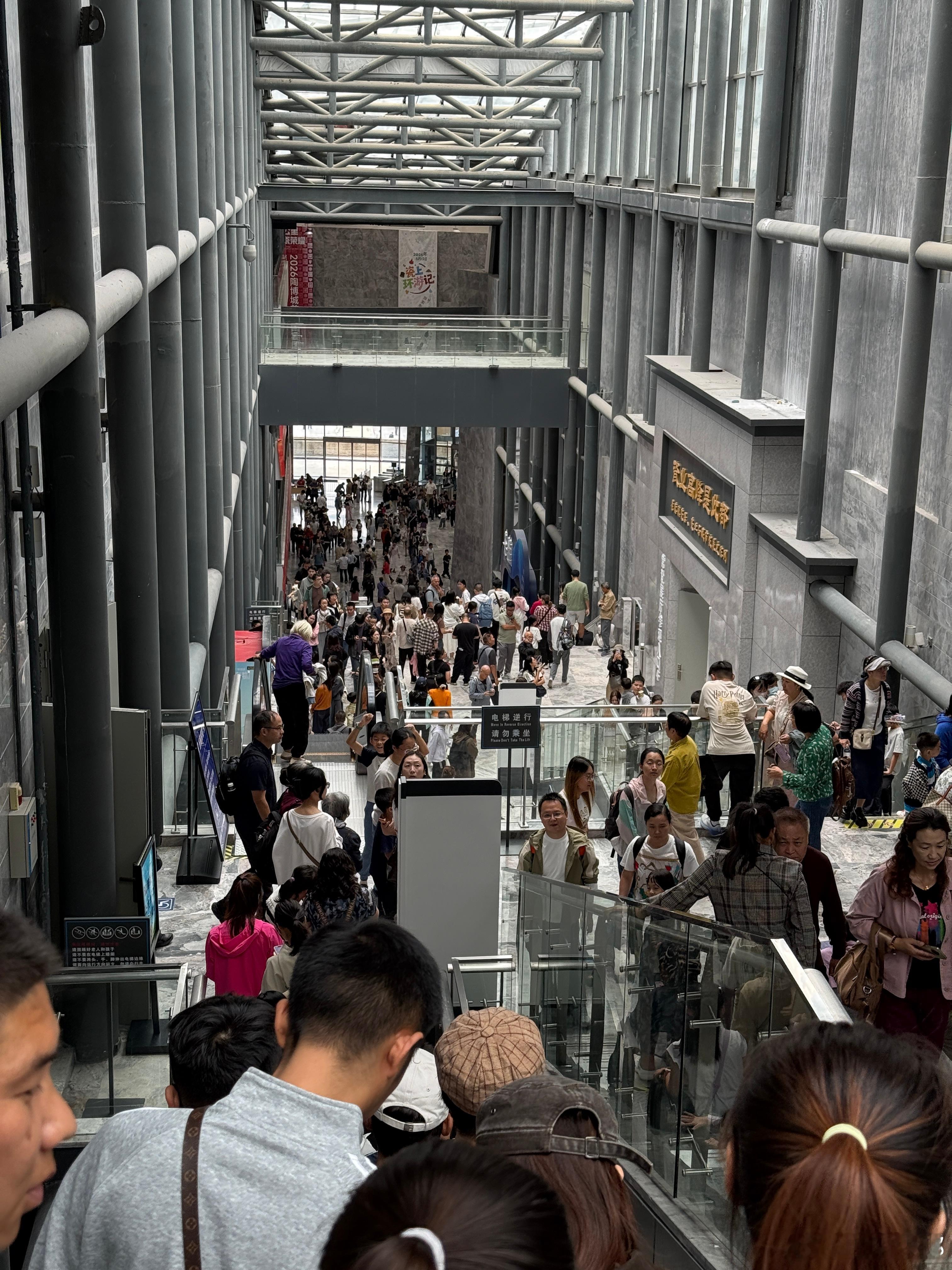 景德镇陶瓷博物馆—现代作品
石榴，想起新疆的宣传语“各民族像石榴籽一样紧紧团结在一起”
菊花和花篮，瓷器薄如蝉翼
济公，不禁想起刚刚过世的让人敬佩的艺术家游本昌
赤脚医生，圆润、细腻，像极了父母一代
雪豹，形神兼具，身上的花纹更是栩栩如生
再看看观众的人流，馆内多处都无法移动，人挤人， ​
