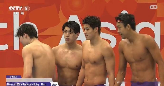 中国队落后3秒半，张展硕逆转夺金
中国队在名古屋亚运会男子4×200米自由泳接力决赛中，由张展硕最后一棒完成逆转，以7分00秒17夺金并破亚洲纪录。这是中国队时隔16年再夺该项目金牌，也是本届亚运会中国代表团第23金。
中国队采用强棒在后策略，前两棒结束落后日本3.47秒，第三棒潘展乐追至只差1.89秒 ​