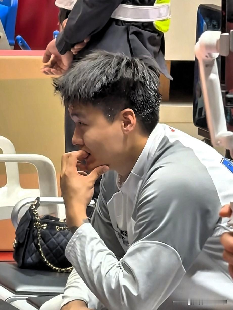 麻烦了！北京男篮又损一名大将。昨天晚上，赵睿在赛前热身时腿部意外拉伤。...