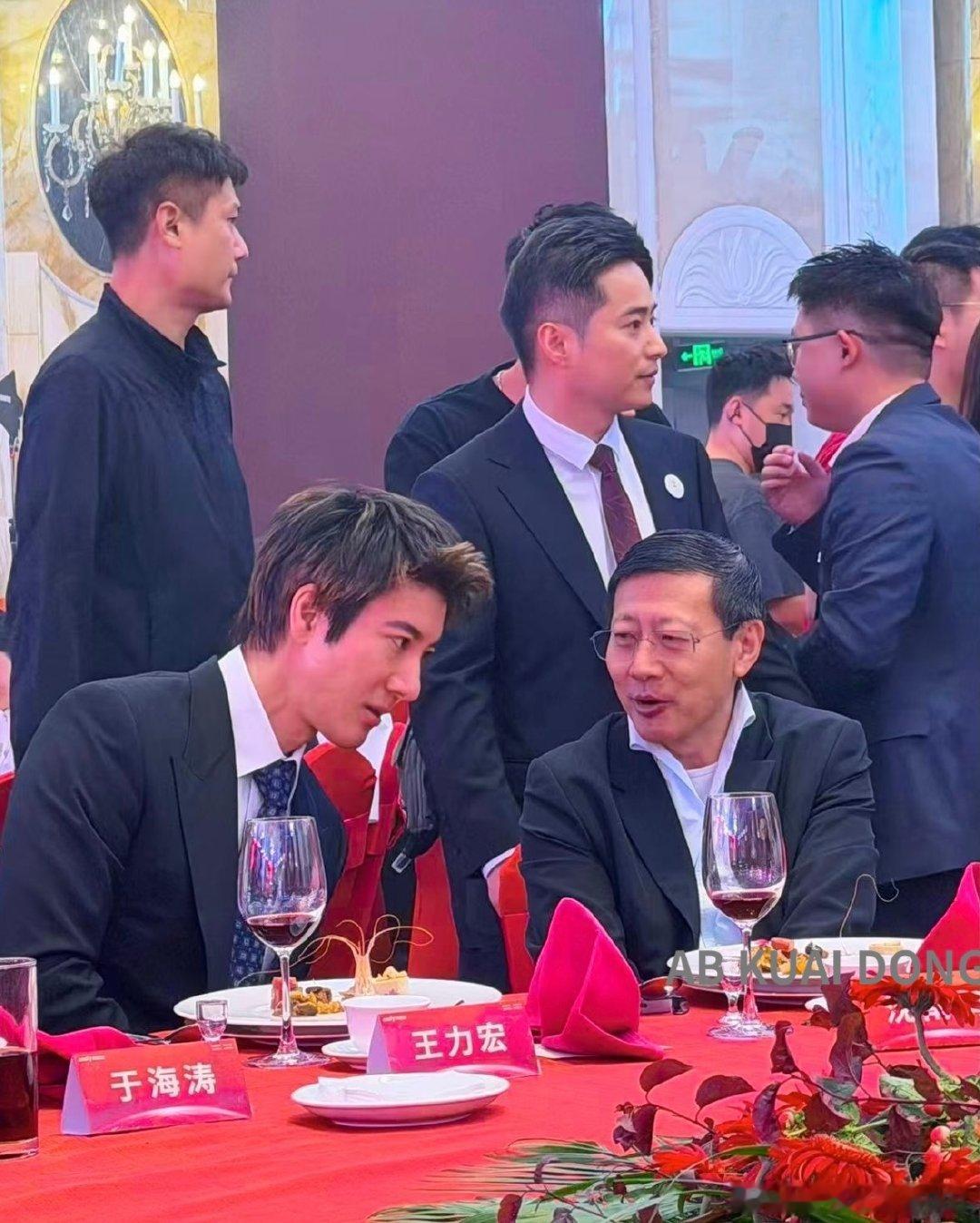 机器人龙头宇树科技，今天上市后的答谢午宴。

明星王力宏、宇树老板王兴兴，均出现在现场。
~~~~~~~
请了王力宏，可见是个公司 ​