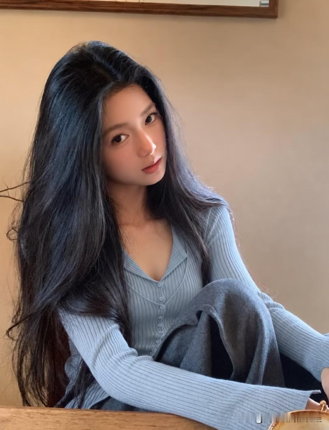 离婚冷静期第29天，一通电话打破所有幻想
 
手机是晚上九点响的。来电显示：陈姐。
陈静第一反应是拒接。今天是离婚冷静期第29天，明天就是冷静期届满、可以办手续的日子。这30天她过得像在渡劫，就差最后一天了。
但她还是接了。
“静啊……”电话那头犹豫了一下，“我现在在城东万科那个新楼盘，你先别激动，