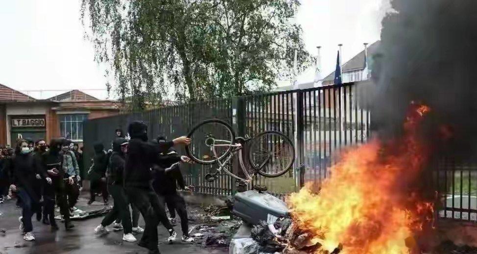#一天上课10小时法国高中生发动罢课# 
法国警察逃跑了？！
这真是个小众的词啊😑
法国多所中学，秋天开学以来，面临教职员工短缺和校舍年久失修问题。
中学生发起抗议，演变成大规模骚乱，有一名校长被学生泼汽油，差点烧死。
马赛消防员救火，连消防车都被烧了，消防员弃车逃跑。
巴黎警察也不得不 ​