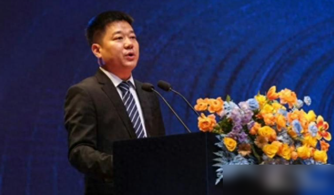 洛夫顿居然在群里公开倒贴广东队，结果被现实狠狠上了一课。
10月13日，他在球迷群直接@广东宏远，高喊想来跟弗格搭伙，动静闹得震天响。
可上海队死死攥着优先续约权，不给巨额买断费绝不放人，再加上他以色列的高薪合同，广东宏远算完账直接冷处理。
出征仪式上，胡明轩稳当队长，徐杰挑起战术大梁誓言复仇