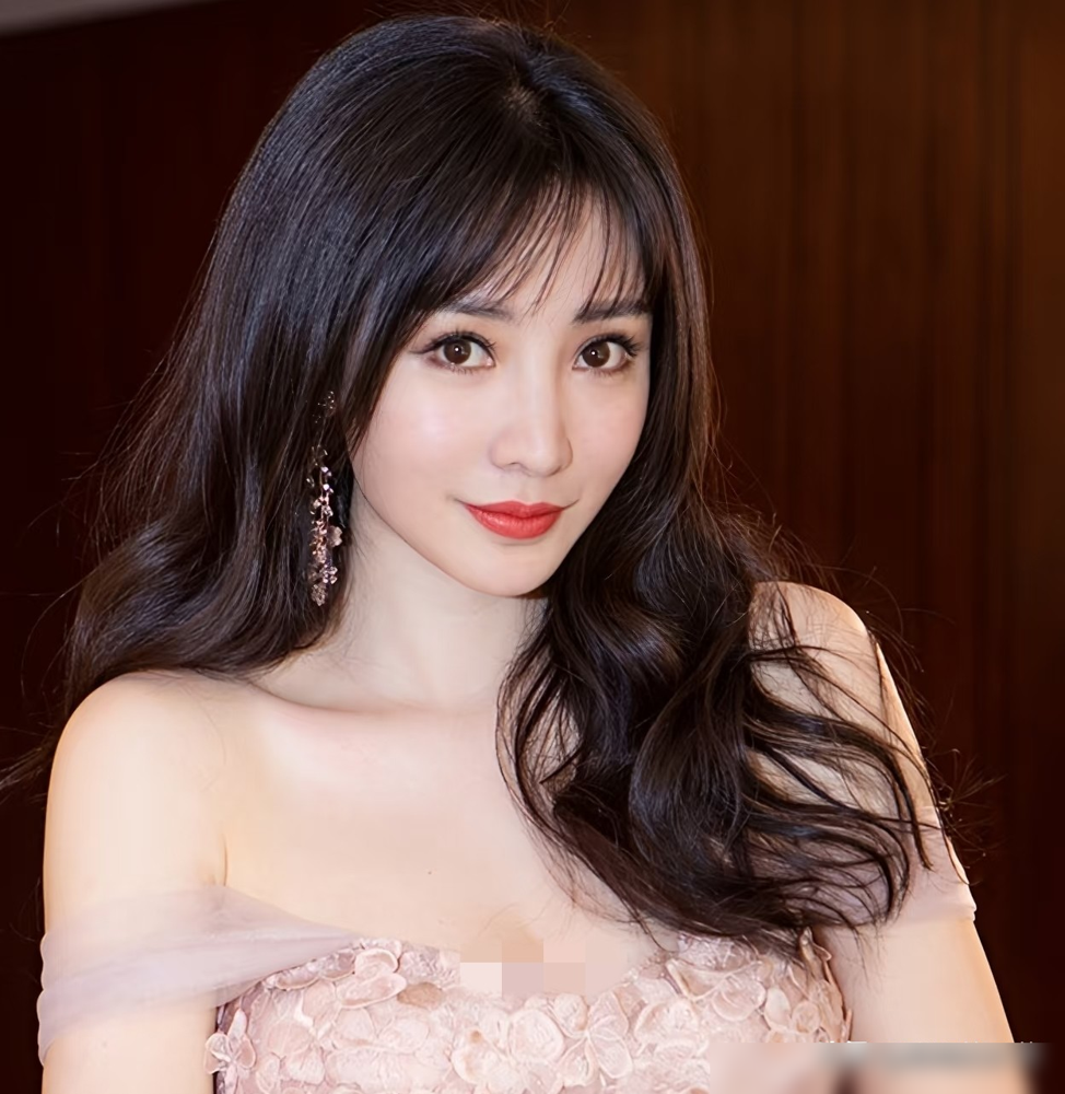 柳岩差点被扔下水毁了事业，包文婧却在综艺里哭诉老公受了伤。
当年那场荒唐的婚礼，受害者明明是伴娘。但在包文婧嘴里，这却成了包贝尔的痛。
她在真人秀里诉苦，说包贝尔因为这事很脆弱，至今都没释怀。柳岩被逼得录视频道歉，她还顺手点了个转发。一通操作下来，老公倒成了弱者。
网友笑她是怕老公跑了的恋爱脑