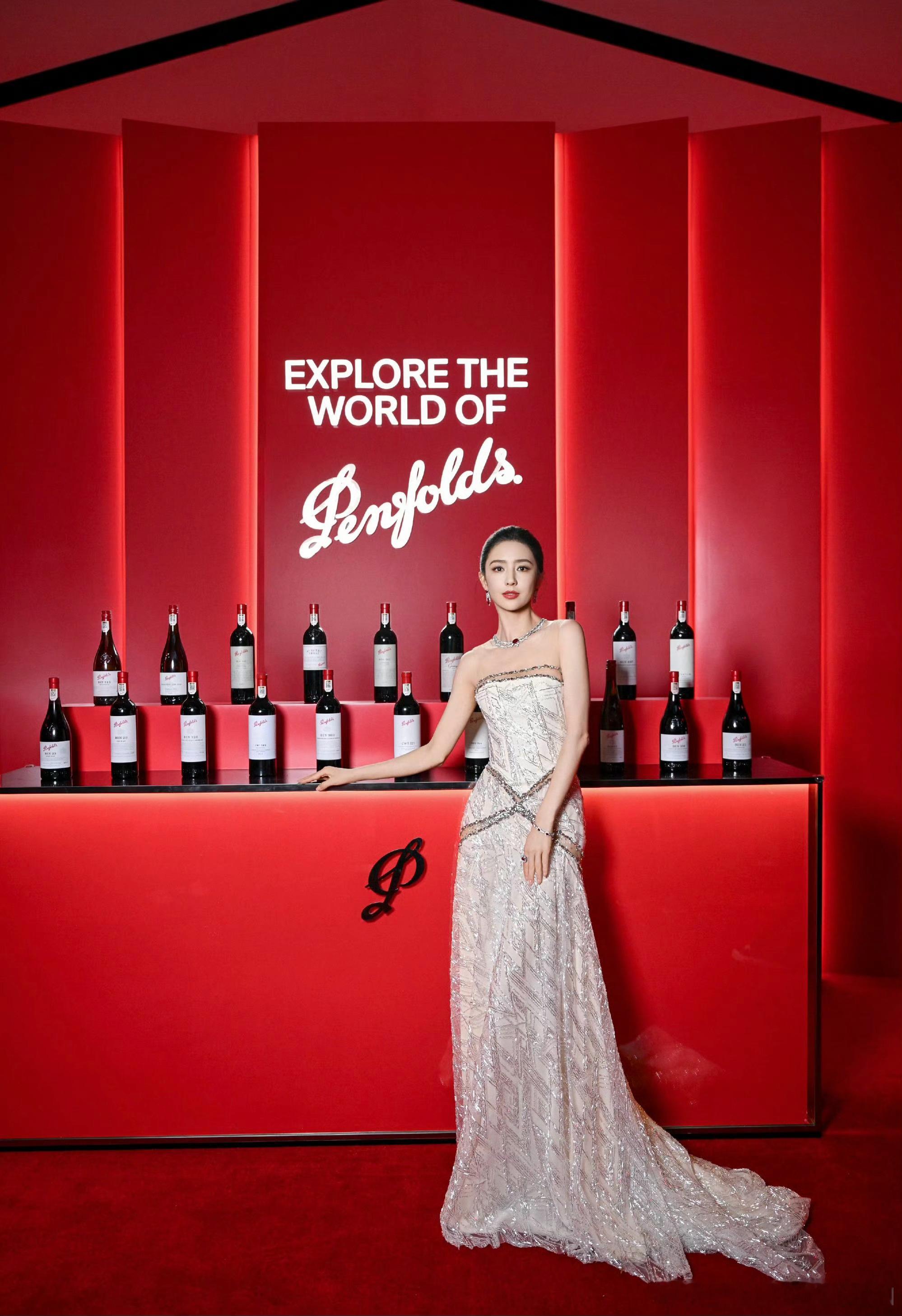 #奢华之眼news# 近日，Penfolds 奔富品牌代言人罗晋、品牌大使佟丽娅齐聚奔富 2026 珍藏系列新年份葡萄酒发布会现场。杭州西溪湿地得天独厚的水木风韵，与奔富珍藏系列对 “风土” 的探索相得益彰。在临水而居的江南意境中，佳酿、土地与时间的相遇被娓娓道来，奔富也借此进一步连接全球化原产地酿酒理 ​