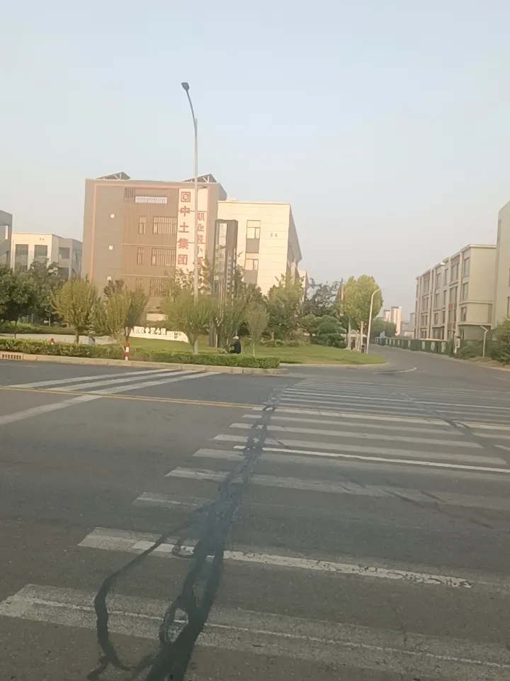 超强台风对菲律宾的主要危害
 
菲律宾地处西北太平洋，群岛地形、多山地，加上大量沿海低矮民居，超强台风带来的是大风、风暴潮、暴雨、次生灾害叠加，破坏力极强：
 
1. 狂风直接摧毁建筑
 
超强台风风速极高，会直接掀翻屋顶、摧毁简易房屋，吹断树木、电线杆；广告牌、脚