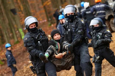 德國環保人士抗議森林裡建高速 警察爬樹上抓人-圖3
