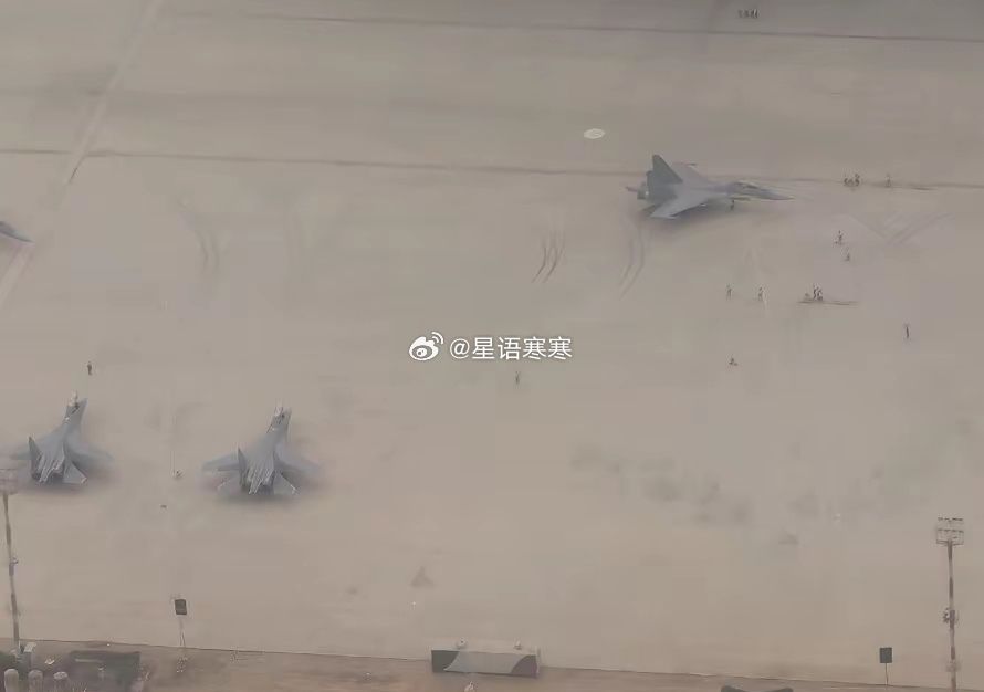 跨洲际投送，歼16抵达埃及打卡金字塔。 ​