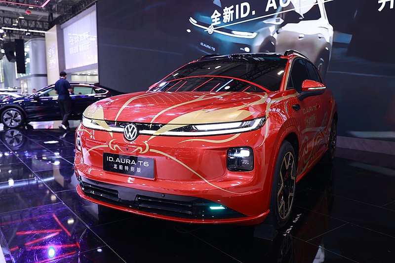 T6实车体验 大众ID.AURA T6实车体验
之前一直觉得合资电车颜值老气，这次去4S店摸完刚上市的实车直接被圈粉，还是刘昊然站台代言的那款。
前宾利设计团队操刀的自然主义风格真的戳人，封闭式前脸配贯穿星环灯带和发光大众标，晚上点亮辨识度拉满，4811mm的车长线条利落