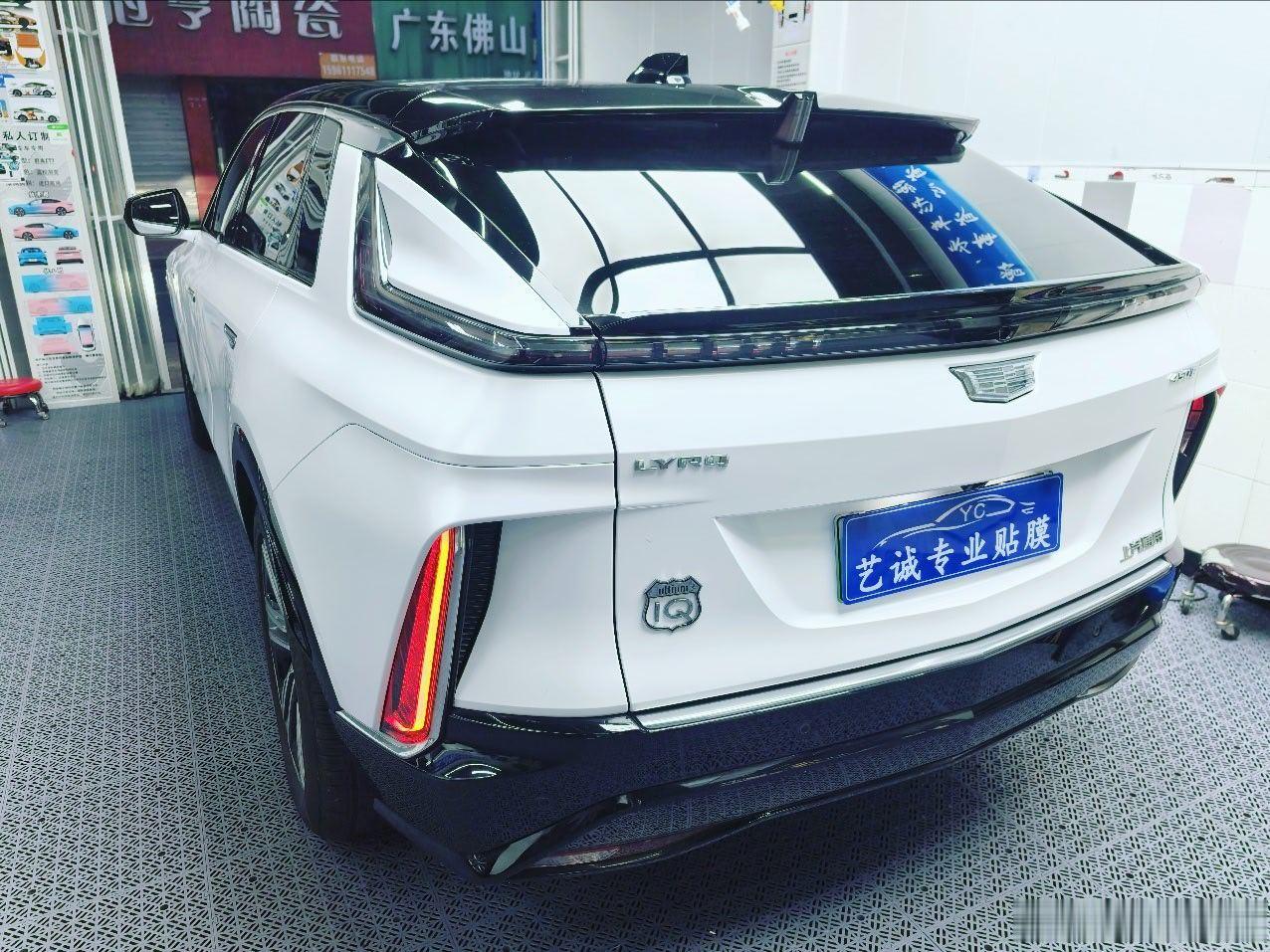 #大脑切片[超话]#凯迪拉克LYRIQ锐歌｜哑光白落地
哑光温润，黑顶点缀，颜值直接拉满
想给爱车换个风格，欢迎到店咨询👏 ​