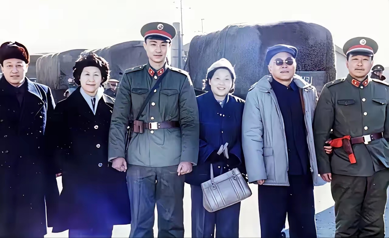 1985年，原兰州军区司令员杜义德将军（右二）与夫人齐静轩（右三）在陕西宝鸡火车