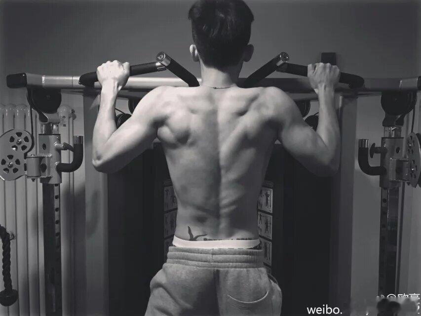 #欧豪[超话]#  💙#欧豪出道13周年快乐# 

十三年时光辗转，从舞台上放声歌唱的少年，到荧幕里塑造一个个鲜活角色的青年演员。
一路踏浪而行，不困于标签，不畏惧挑战，用作品说话，凭实力扎根。
陪你走过第十三个年头，见证每一次成长与蜕变，愿你平安顺遂，期待更多新角色与新惊喜，我们一直都在。
 ​