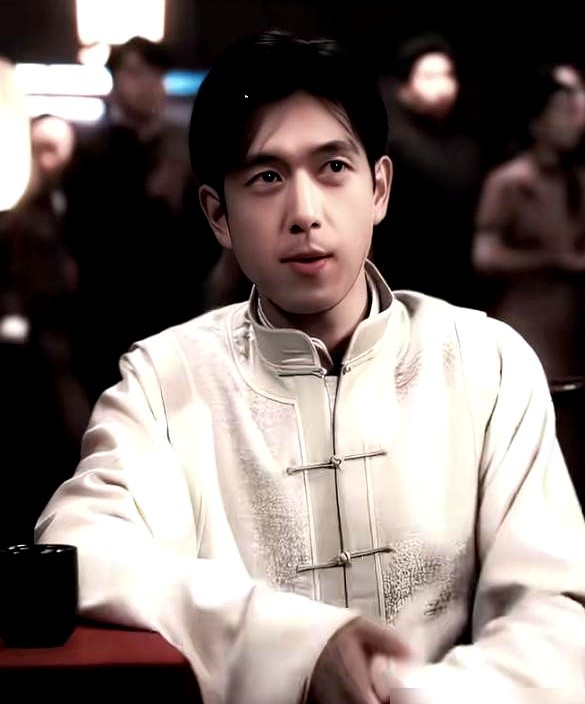 谁说李现只能演韩商言？这次他直接把“上官诚明”这个名字，刻在了观众心里。

他一笑，八年恩怨仿佛就在眼前。没有一句台词，就那么松松垮垮地笑着，眼神里却藏着刀。上一秒还是温润的富家少爷，下一秒家破

人亡，那股绝望劲儿，隔着屏幕都让人心颤。

为了复仇，他混进骗子堆里，油滑、狠绝、隐忍，几张脸换得比翻