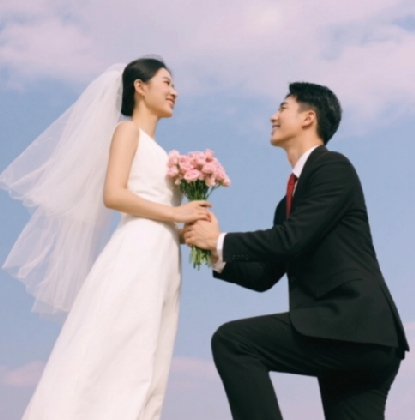 结婚十年，我在闺蜜手机里看到老公未发出的消息。  昨晚闺蜜群聚会，李薇...