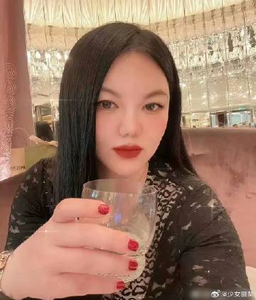 李湘连掌纹都打上码了！果然有钱人就是谨慎