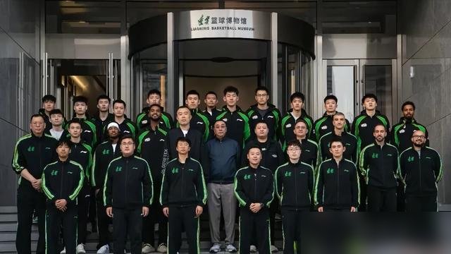 95比84，辽宁客场把山东按住了，但真正该看的不是比分。
赵继伟刚从国家队回来，膝盖还没利索，乌戈直接明牌：出场时间卡死，一分钟不多给。后场球权交到库珀手里，爱德华兹首节上来就连着扔进三分，半场14分。这搁以前敢想？辽宁什么时候靠外援撑过半场。
更狠的是乌戈放话，新赛季不打阵地了，全队提速，前场
