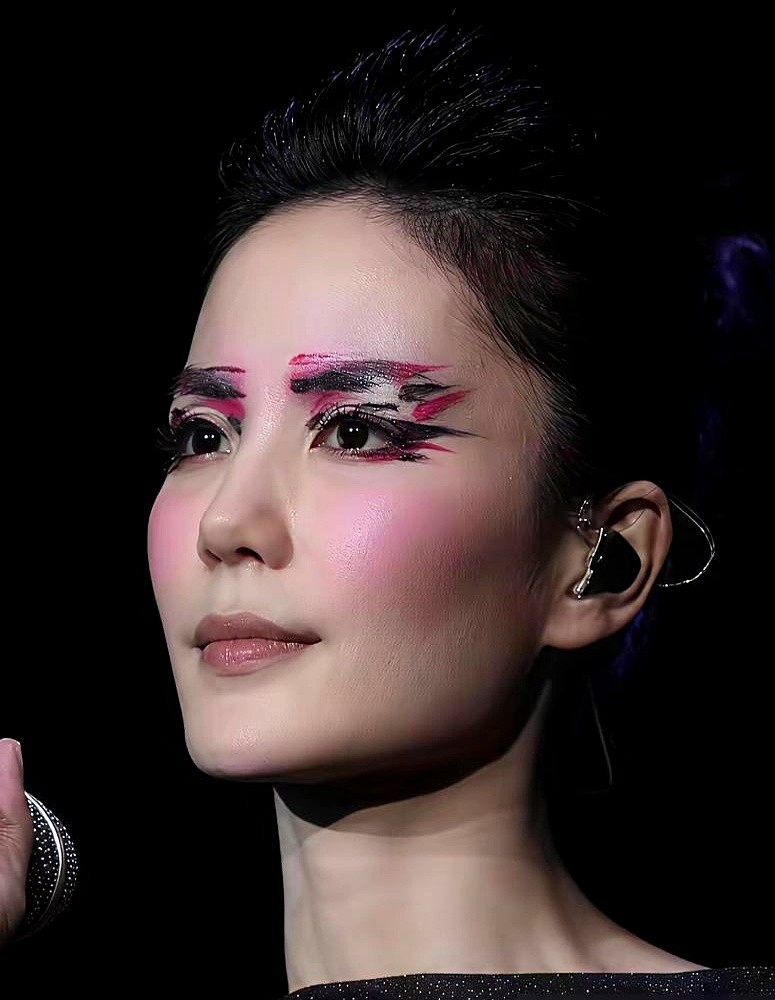 王菲去看亲闺女演出，竟然连个VIP包厢都不坐。

2024年8月29日，河北秦皇岛阿那亚虾米音乐节。王菲带着小女儿李嫣，跑去看大女儿窦靖童在台上唱歌。

没带保镖，也没搞特殊排场。王菲一身宽松衣服，就站在台下普通观众区里，跟着节奏摇晃哼唱。

听到动情的地方，她还悄悄抹眼泪。现场大屏幕镜头突然切到观
