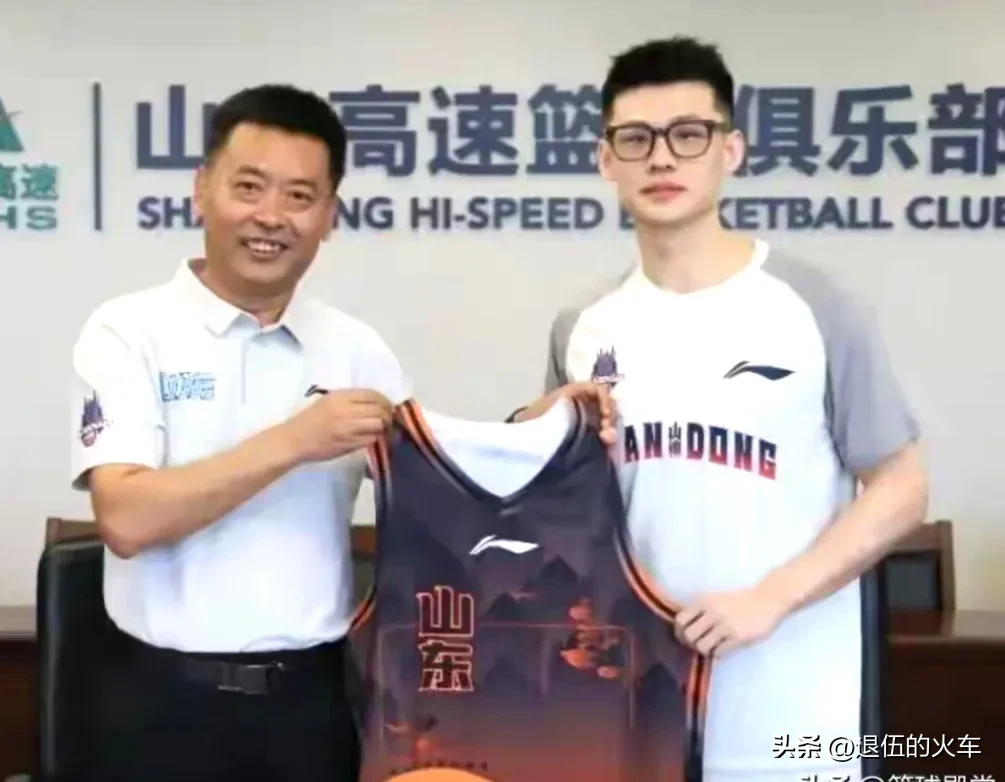 千呼万唤始出来，球迷们心心念念的王岚嵚终于尘埃落定，加盟了咱山东高速男篮。这可算是给球迷们送上了一颗“定心丸”。

今年俱乐部内援引进动作不小，先是引进了杨文学和祝铭震，现在又不惜花血本引进了后卫王岚嵚。这架势就像是在打造一艘豪华战舰。

单从国内球员配置来看，后卫线、锋线和中锋位置上都进行了补强。