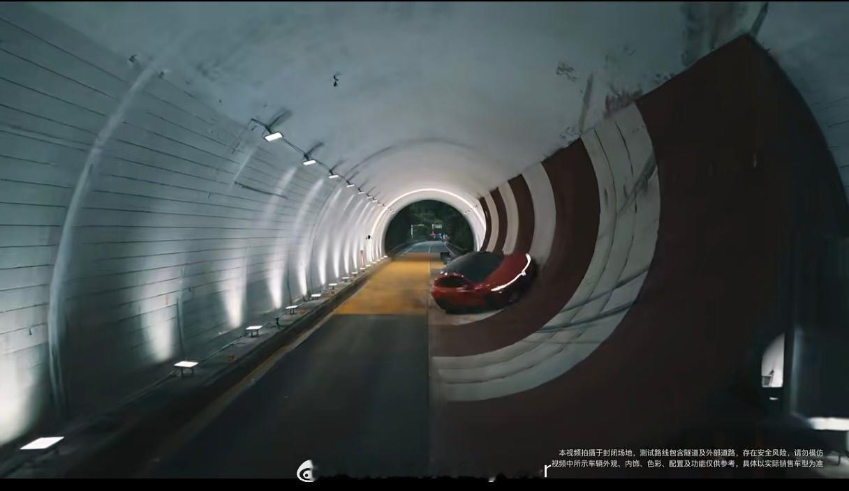 岚图搞一个非常大胆的活动，开着追光S环着隧道360°贴壁行驶，而且还成...