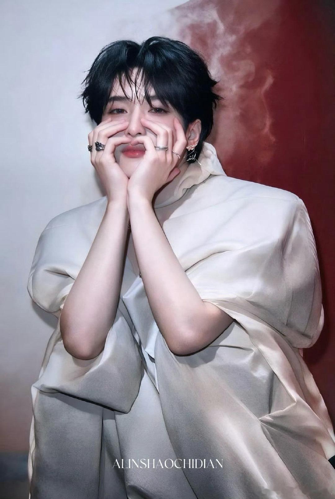 #严浩翔[超话]# yhx#严浩翔 音符奏响人生信条# yhx#赴严浩翔stl爱意之约# 

春天的輕淚一滴兩滴，我們的視線永不交匯 ​​​

​