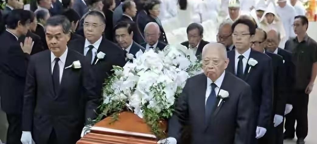 给三位身价加起来几千亿的顶级大佬扶灵，这得是多大的面子？你以为在香港兜里有钱就能在豪门圈横着走？真不是。你看霍英东、郑裕彤、何鸿燊这三位港圈老钱走的时候，家属清一色请董建华来扶灵。一次两次你说是客气，连着三次，这含金量懂的都懂。很多人觉得董家平时低调，不像那些天天上热搜的阔太名媛那么扎眼。但真到了这