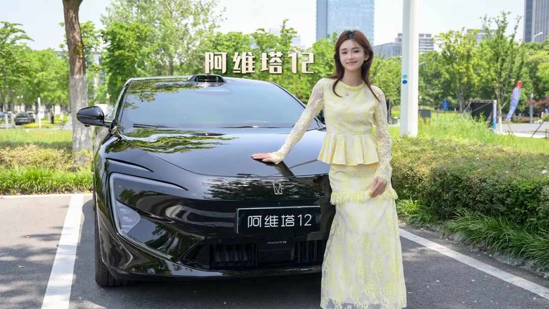 享受职场的高光，感受生活的松弛。阿维塔12，我们的靠谱搭档。