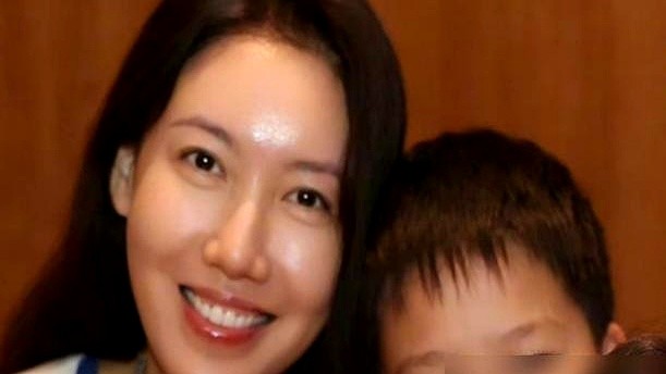 大女儿捂了16年，9岁儿子全网盯着看，高露44岁这场生日局彻底把孩子推到了镜头前。

佟丽娅和董璇同框给她庆生，聚会照片一发，几个孩子全是正脸。小儿子那眉眼跟高露简直一个模子刻出来的，其实8月去澳洲的vlog里就露过一面，这次算是大大方方全公开了。

平时藏得严严实实，冷不丁又大大方方晒出来。星二代