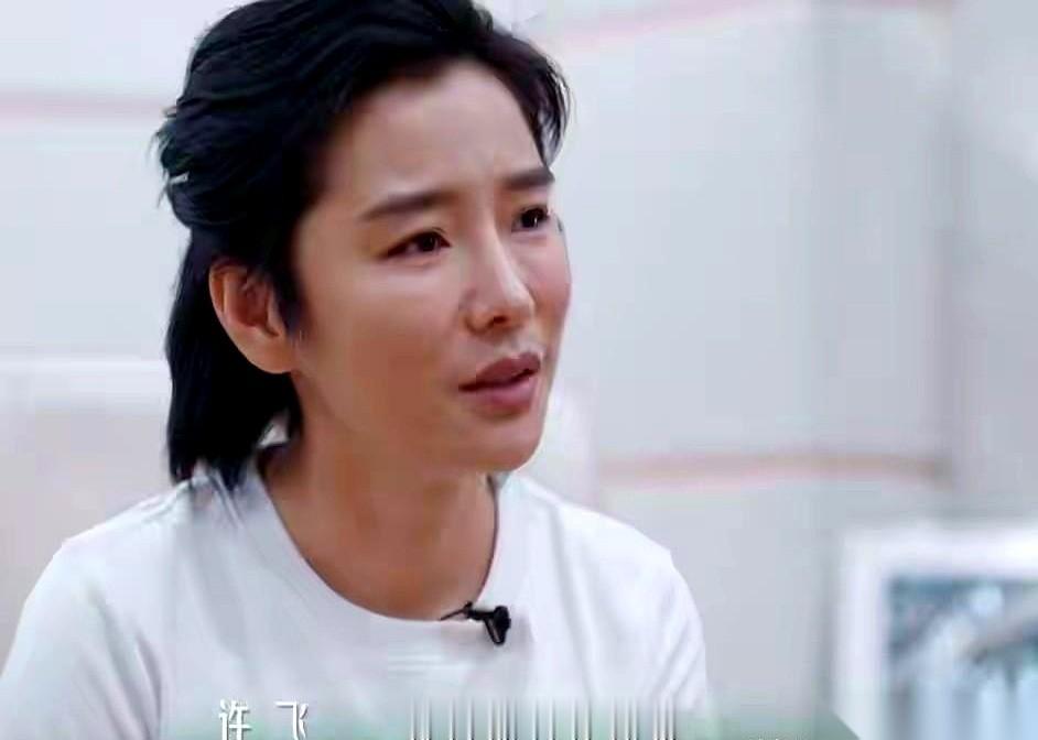 在芒果台的新综艺《后会友期》里，镜头刚一对准厉娜和许飞，场面上的空气几乎直接降到了冰点。
厉娜认准了一件事，当着镜头挑明：当年就是许飞跑到公司高层那里打小报告，才害得自己被直接雪藏，大好前途彻底停摆。
对面的许飞一口咬定自己根本没干过，满脸写着冤枉，坚决不背这口飞来横祸的黑锅。
当年那届超女的恩怨，