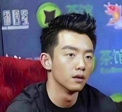 郑恺说的“一天赚7个亿”其实是个被剪掉前缀的玩笑。2015年华谊花7.56亿收购东阳浩瀚70%股权，这家公司成立才一天，股东是李晨、冯绍峰、Angelababy、郑恺、杜淳、陈赫六个人。钱是打给六个人的，按持股比例分，郑恺拿的那份跟“7个亿”之间隔着五个明星股东。华谊买的也不是什么实体资产，买的是跑