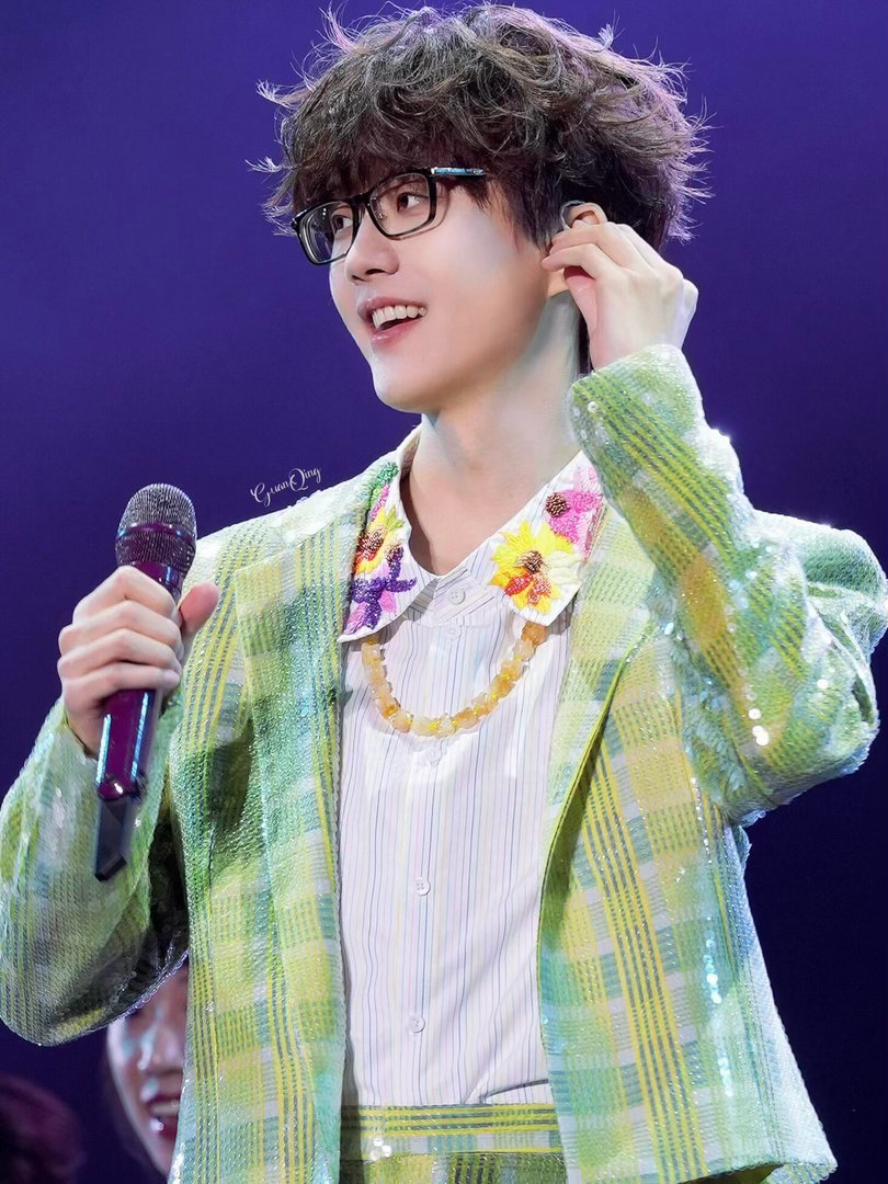 #许嵩我们的感情没问题#四年相伴终成眷属，许嵩冯禧收获美满婚姻，舞台小细节见证这份美好 ​