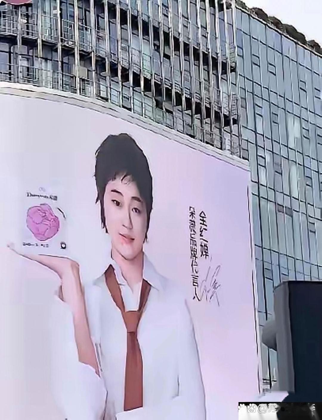 全红婵官宣新代言啦，小姑娘褪去稚气，慢慢长成大姑娘了，圆润的面相看着很有福气。只是代言写真美颜过重，精致是精致，却少了辨识度，画面很失真，差点认不出平日里活泼的婵宝。看着她商务资源越来越多，一步步稳步成长真的很欣慰，还是更爱镜头里那个质朴鲜活、满是少年感的她。 ​