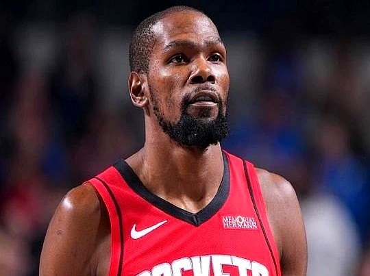 杜兰特比詹姆斯多赚了180万美金。

最新的一份NBA历史总薪资榜单出来，杜兰特以5.911亿美元压了詹姆斯一头，排在第一。詹姆斯5.893亿紧跟其后。

这份榜单只算工资和保障合同。往下一扫，前十名清一色全是现役球员，库里、布克、乔治、哈登都在里头。

这几年工资帽一涨再涨，球员签合同全是天文数字