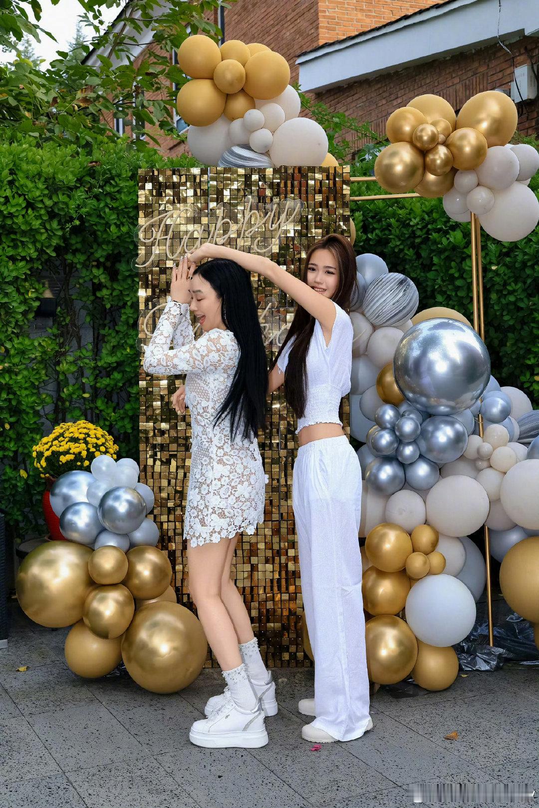 钟丽缇晒生日家庭合照好幸福啊～
简简单单的幸福最动人了😍

#钟丽缇三个女儿合照##钟丽缇晒和女儿的合照# ​