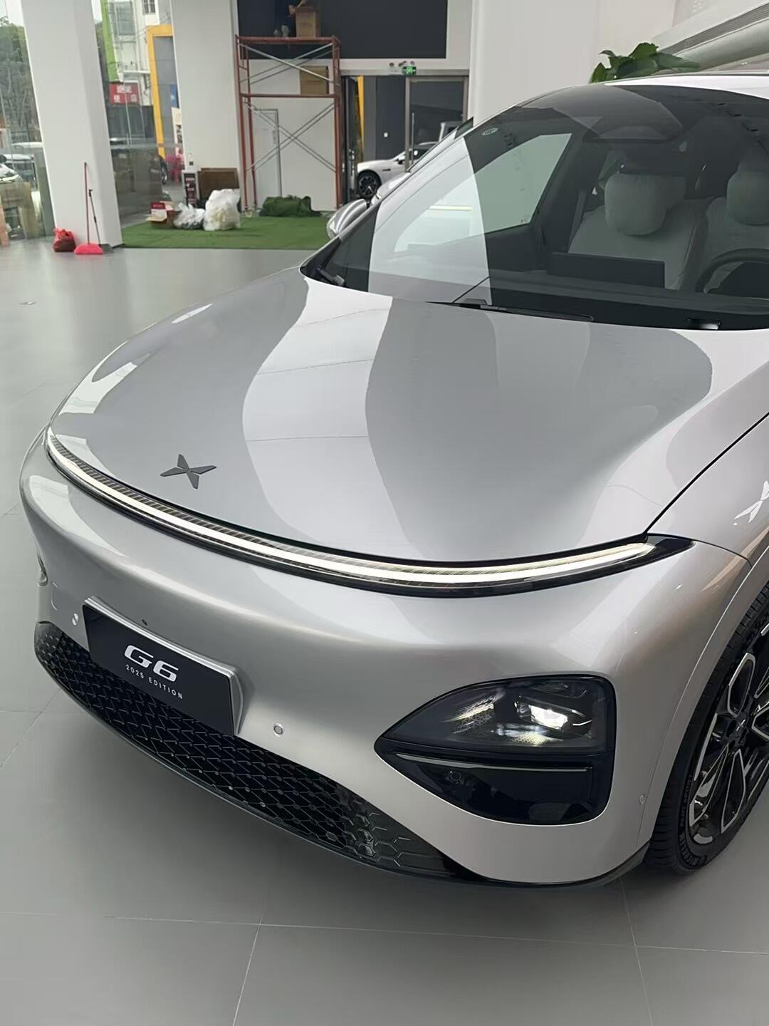 小鹏G6：智驾成熟贴合年轻化
智驾系统成熟好用，能有效缓解出行疲惫，智能化体验很贴合年轻人。底盘调校偏家用柔和，几乎没有运动感，驾驶氛围偏平淡。【来自懂车帝车友圈】