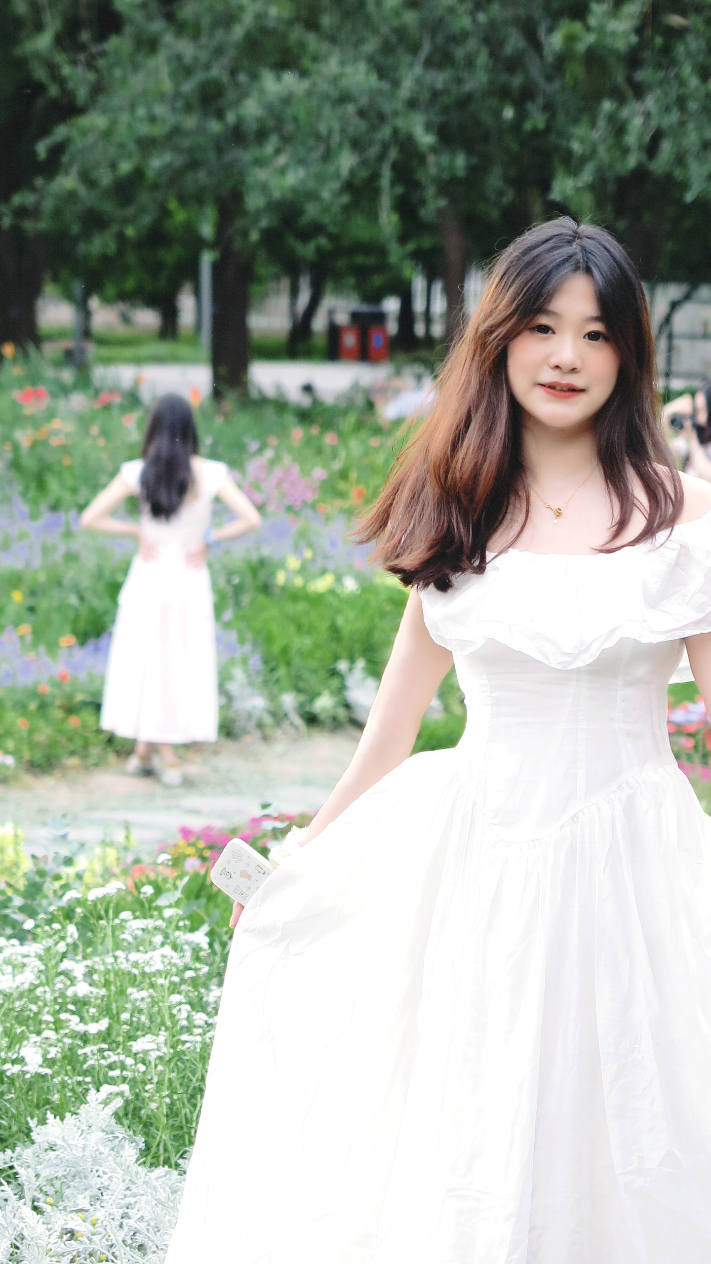 📷 和后面的小姐姐形成了镜像