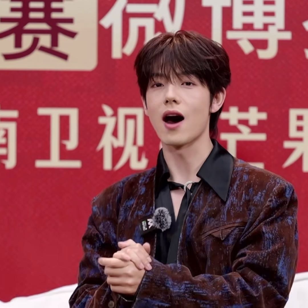 曾辉录披哥胖了11斤，你真的是来披荆斩棘的吗？
哈哈~平时看剧觉得曾辉气场十足，妥妥的霸总人设啊！结果来到披荆斩棘，完全化身团里的小弟弟，特别好哄，大家都爱照顾他。
被姚琛忽悠着吃夜宵，硬生生胖了11斤，反差感真的太搞笑了。短剧顶流曾辉 曾辉初舞台