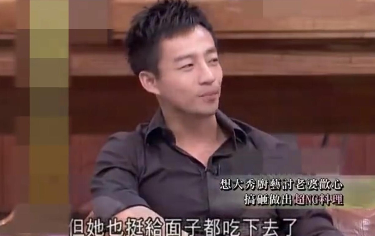 大S离世一周年，汪小菲当年在节目里那句“结婚之后才知道她啥性格”被翻了出来。
王伟忠问得直接，汪小菲答得也实在——闪婚快得像点外卖，菜到了才尝出味儿。
戳穿婚姻这层窗户纸，底下压着的全是“先签字后看合同”的实盘买卖。
婚前没摸清的底牌婚后全是雷
汪小菲自己交了底：结婚之后才见识到大S的雷厉风行。王伟
