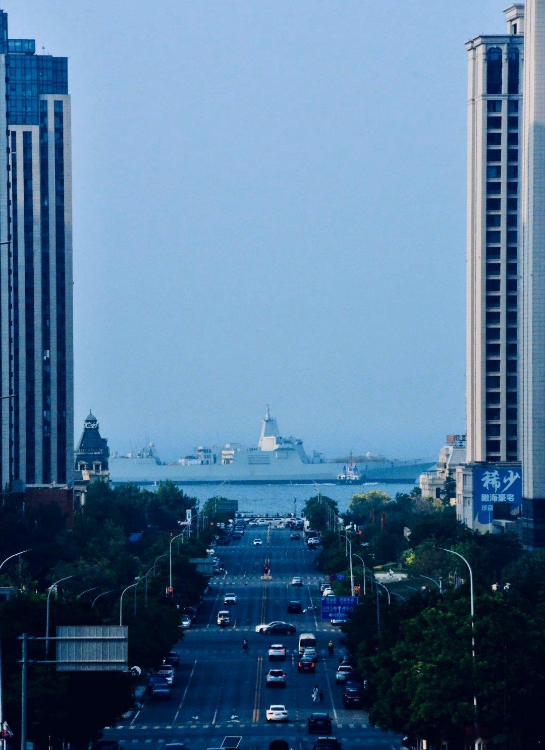 055大驱经过东港五街#烽火问鼎计划##中外舰闻##中国海军奋进新时代[超话]# ​