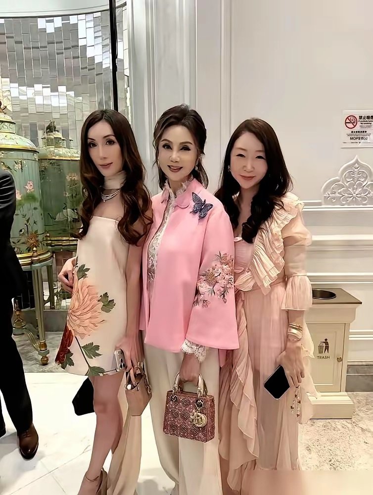 何猷君答谢宴，一群女人同框，最抓人的居然不是何超琼，也不是梁安琪。 ​