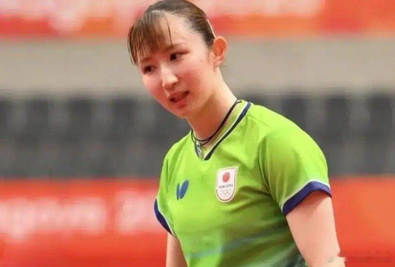 前世界第一爆冷惨败，亚运会乒乓球，女单四强.全部落位，中日对决

1，🇨🇳王曼昱（奥运冠军）
她是拿到女单四强晋级名额第一人
这是她继2018年雅加达亚运会女单夺冠后，时隔八年再次跻身亚运会女单半决赛，祝贺鳗鱼，表现真棒

2，🇯🇵张本美和（亚洲冠军）
她是拿到女单四强晋级名额第二人
 ​