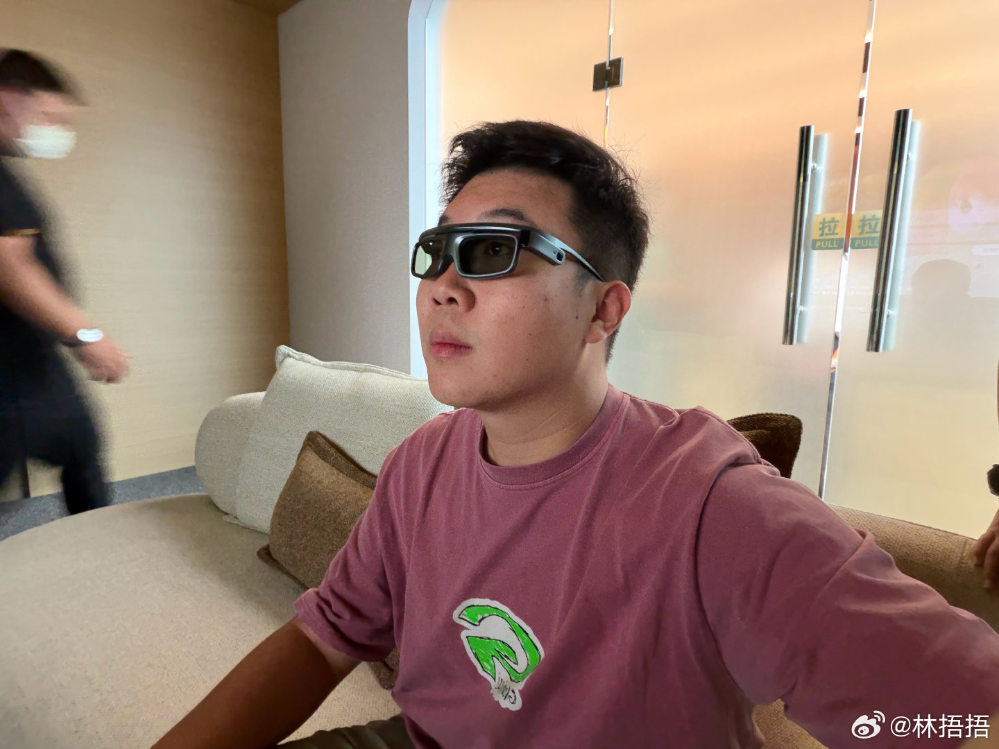 前阵子参加华为的技术沟通会，现场有个小黑屋，工作人员把我拉进去递给我一个眼镜示意我戴上，电视打开的一瞬间确实有点惊到了，这个眼镜可以把普通的电视画面转成3D效果。应该很快会在华为智慧屏 MateTV 2上和大家见面，值得期待一波。#巨幕手机 大有可玩##华为智慧屏##华为智慧屏MateTV#2 ​