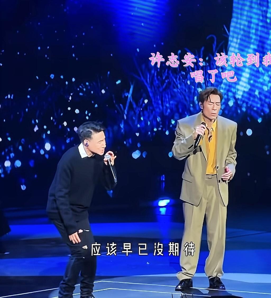 张学友和许志安同台合唱这段名场面，每次翻出来看都能让人笑到直拍大腿。
台上两人这画风，差得简直不像是同一个时代的产物。
张学友穿着一身破洞牛仔裤，又唱又跳活力四射，整个现场完全成了他一个人的主场。
旁边的许志安就尴尬了，一身复古得像上世纪七十年代的老派西装，站在那闭着眼睛疯狂运气，明眼人一看就